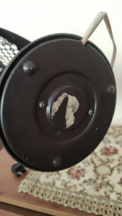 Старинна настолна лампа от метал с орнаменти