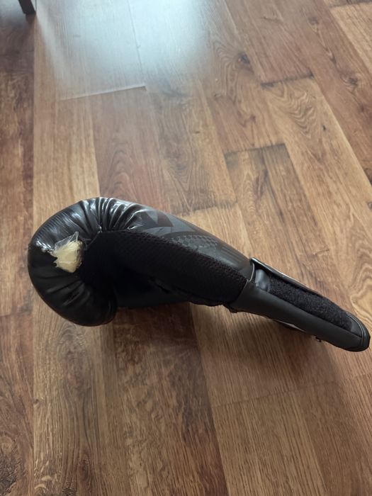 Боксови ръкавици Everlast Spark – черни, с дефект, евтино