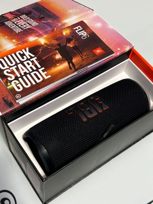 Boxă portabilă JBL Flip 6, sunet puternic, bass excelent, Bluetooth, rezistentă la apă și praf (IP67), autonomie de până la 12 ore.