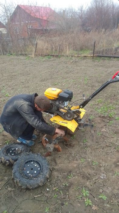 Вспашка земли мотоблоком