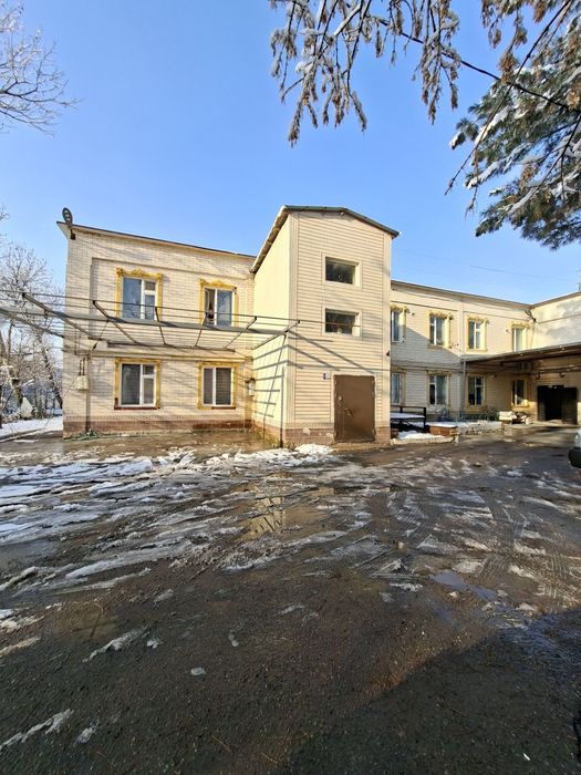 Srochna sotiladi 3 xona 1 etaj 2 etajli dom 10 mikrorayon