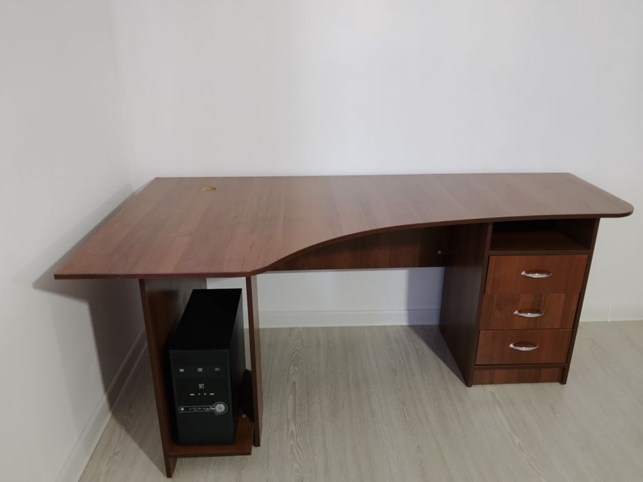 Продам стол и шкаф-стеллаж