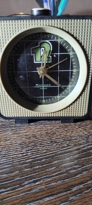 Стар работещ и много запазен будилник от соца