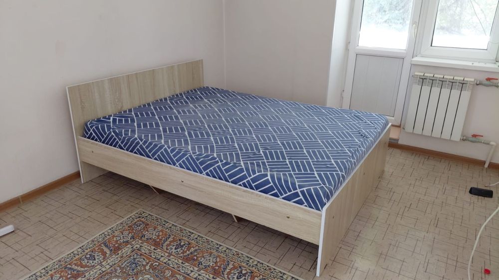 Продам кровать с матрасом