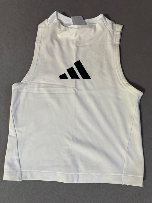 Addidas потник в цвят бяло