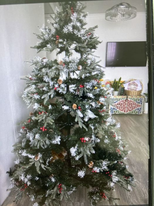 Красивая ель с декором