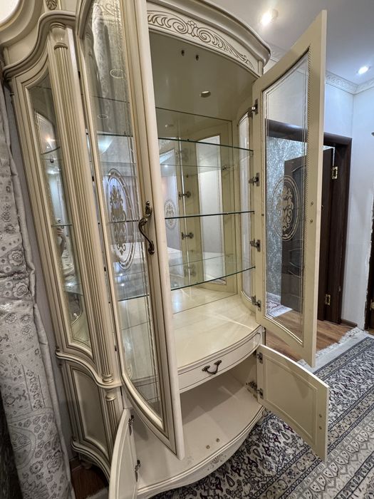 стол, стулья, сервант для гостиной