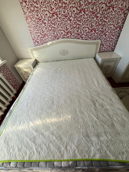 Кровать и две тумбы