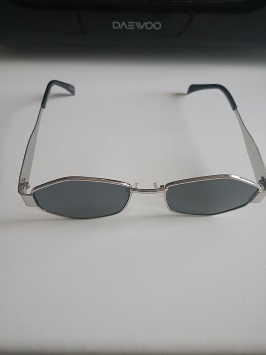 Vând ochelari de soare fashion produs de calitate superioara noi.