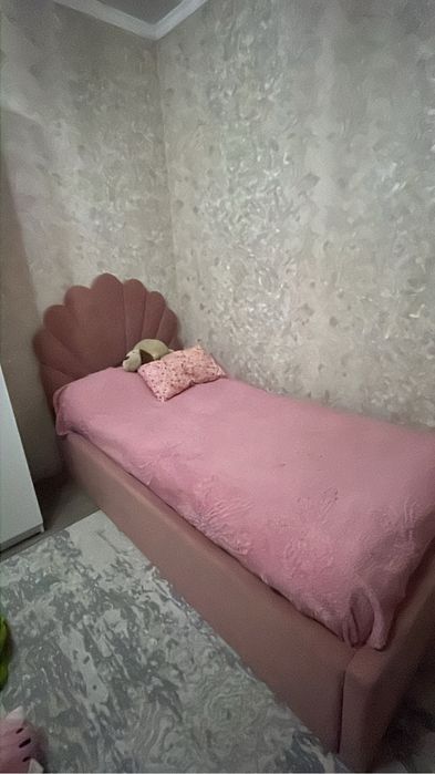 Кровать розовая одноместная
