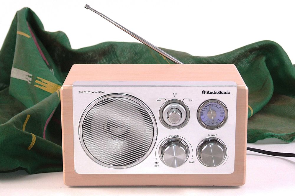 Radio AudioSONIC, FM/AM, antena telescopica, furnir, sunet impecabil