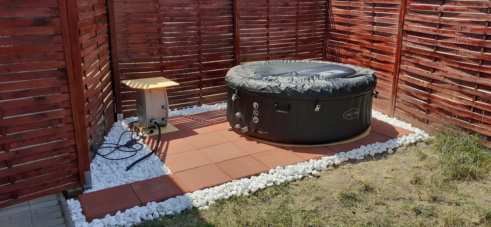 De vanzare piscina cu incalzire si hidromasaj "LAY-Z Spa Miami"