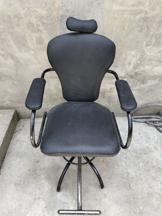 Stol va kreslo sotiladi.