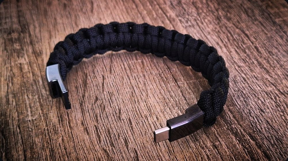 Гривна зарядно от паракорд - Android, iPhone, Micro USB