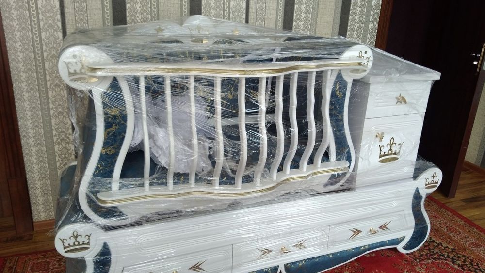 Sifatli mebel, tepasi belanchak,tagi alohida divan bóladi