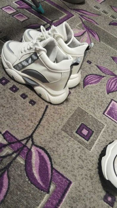 Продам кроссовки