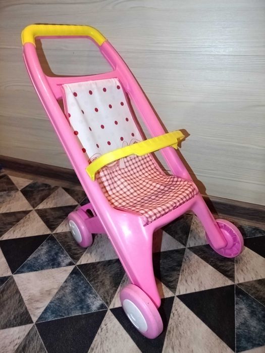 Продам стульчик, коляску, ванночку для кукол