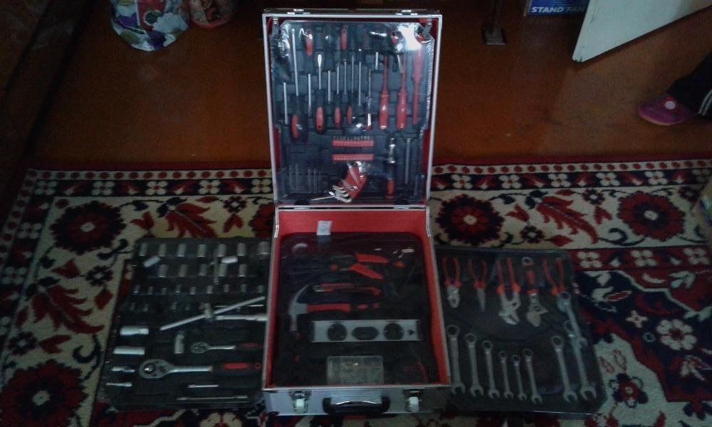 Продаю набор чемодан инструментов