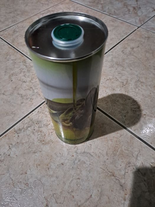 Ulei masline nerafinat cu proprietăți naturale disponibil la cutie .