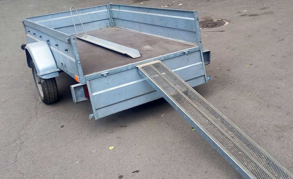 Товарно едноосно ремарке, почти ново, с регистрация, подходящо за транспорт на АТВ и мотоциклети