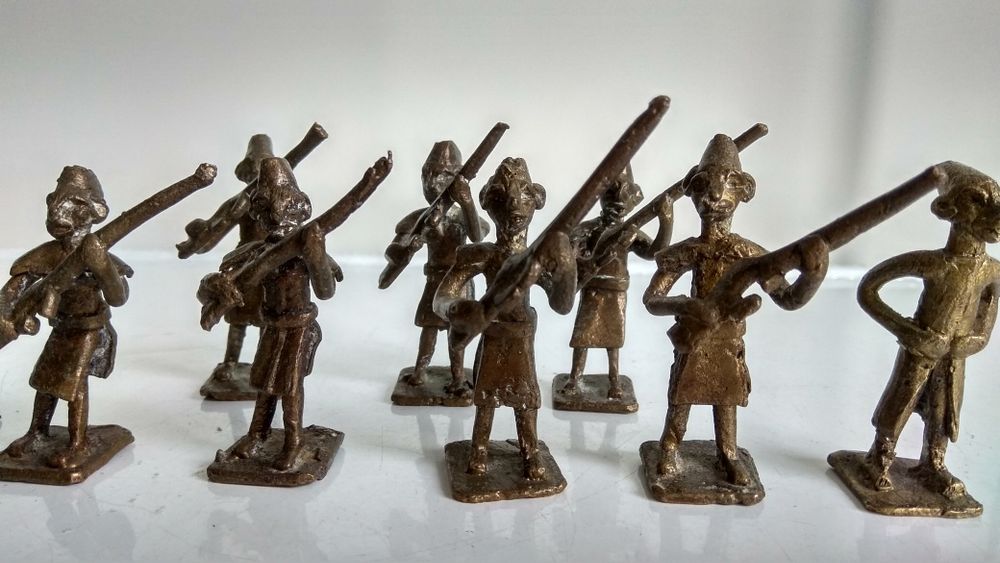 Бронзови фигурки на войници.