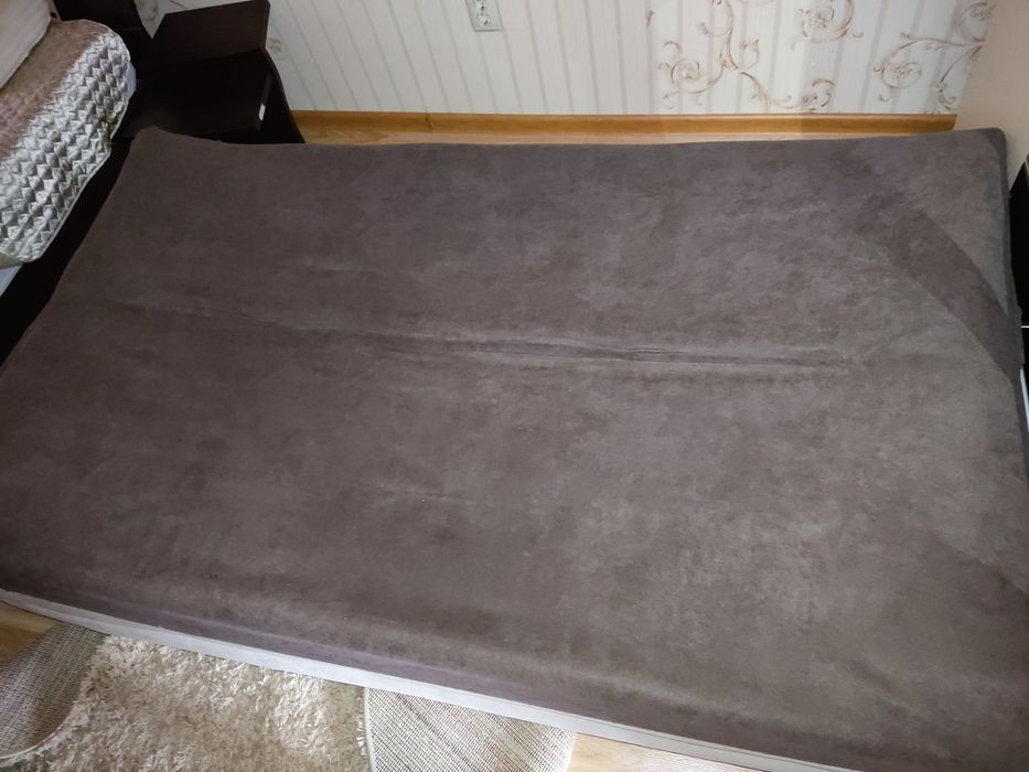 Продам диван новый, с чехлом