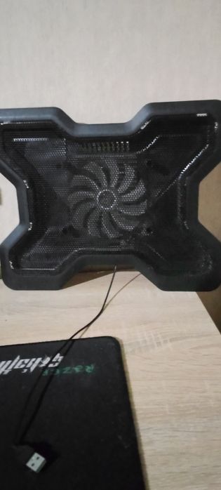 Продавам лаптоп lenovo+вентилатор към него