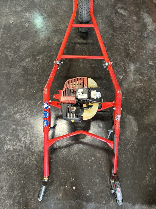 Motoburghiu masina dat gauri in pamant Stihl Husqvanra