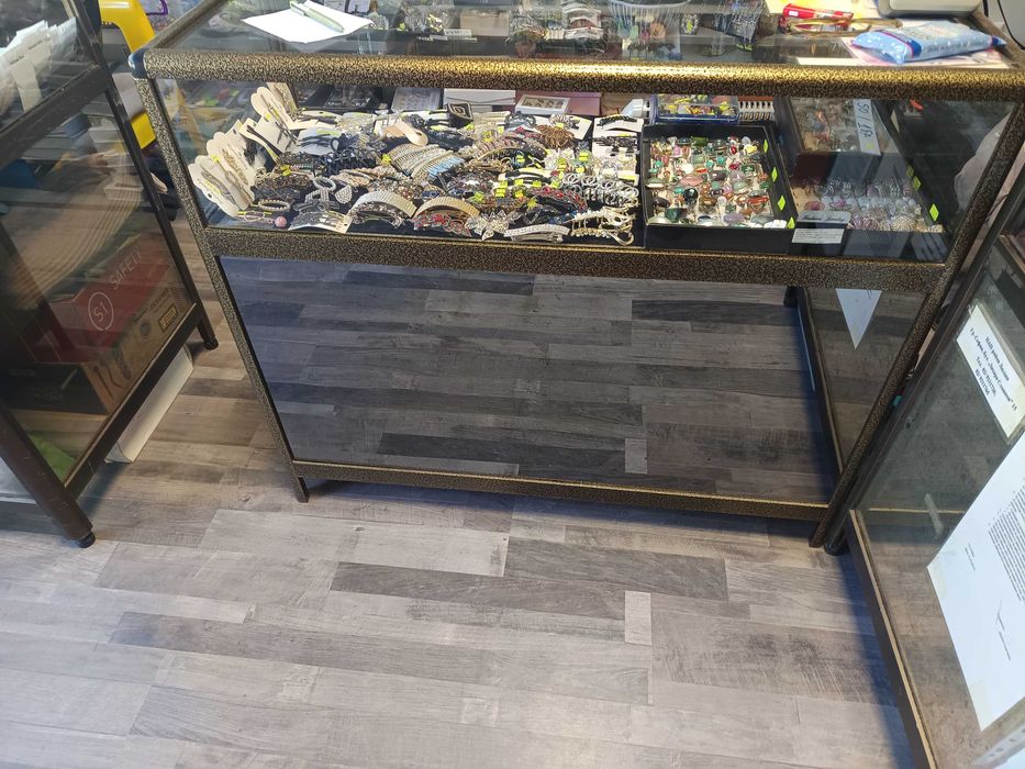 Стъклена витрина/ витрини