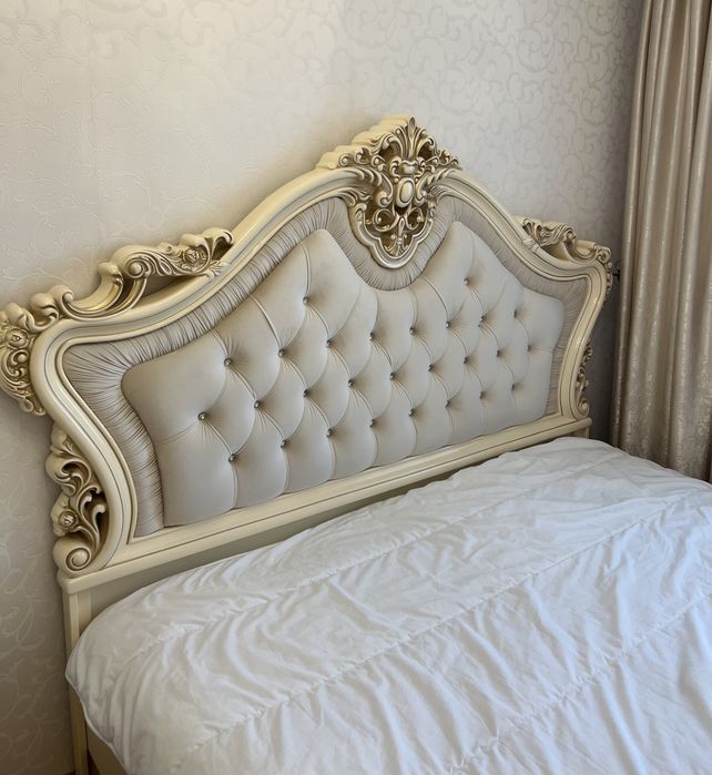 Красивый спальный гарнитур+матрас