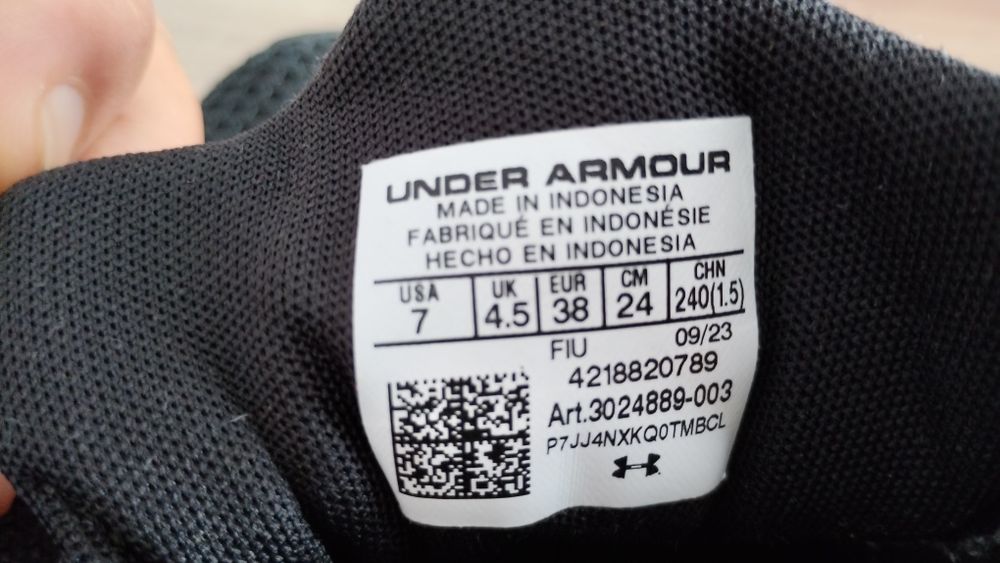 Маратонки  UNDER ARMOUR , номер 38