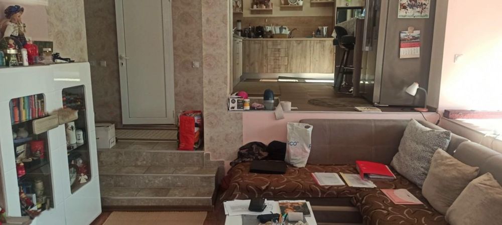 Триетажна Къща с двор в ж.к Меден Рудник