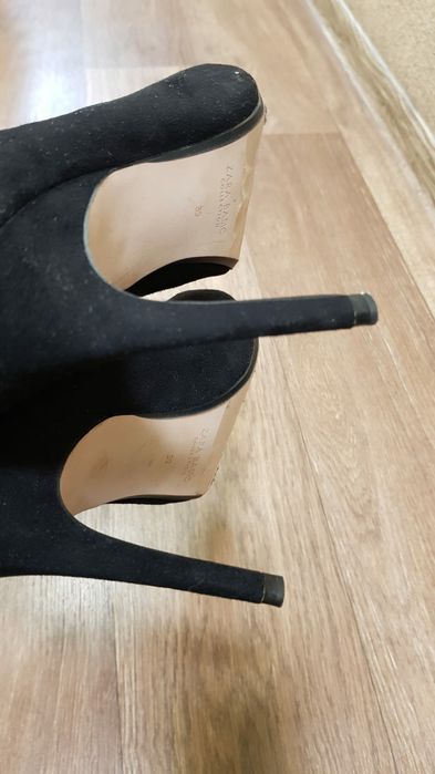 Черные замшевые ботильоны Zara