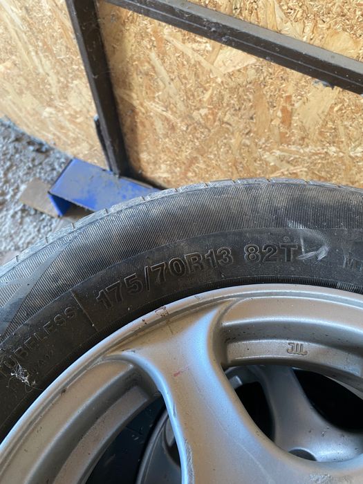 Vand 4 Jante de aliaj, cu  cauciucuri de vara 175/70/ R13 82T. Folosite doar 2 sezoane