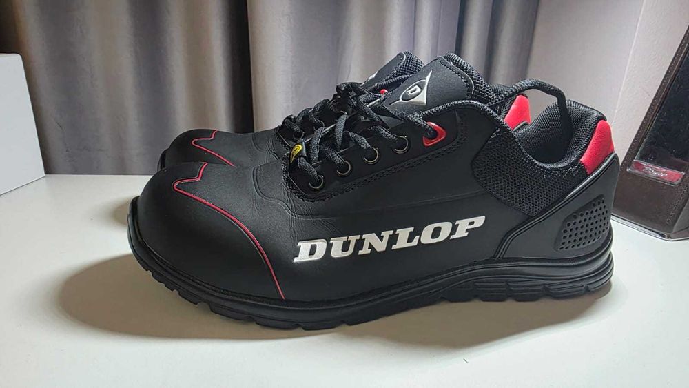 Adidasi DUNLOP.