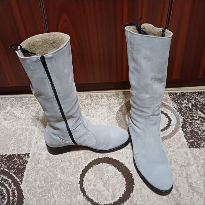 Vând  cizme dama piele naturala  întoarsă îmblănite.