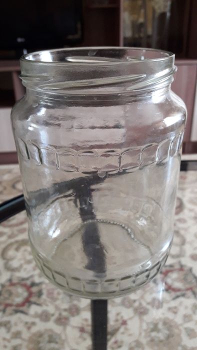 Стеклянные банки.