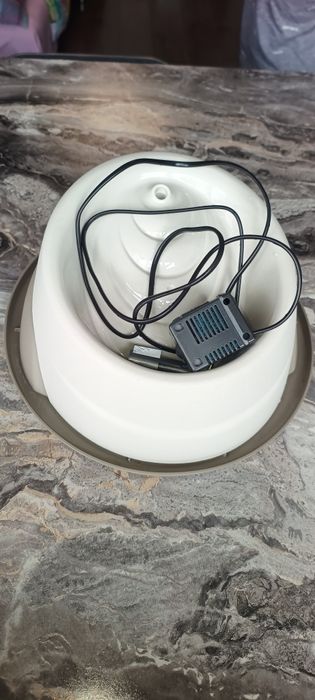 Fântână plastic pentru pisici/câini talie mică – Stare perfectă