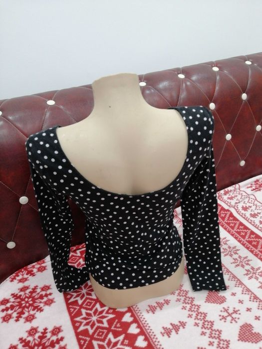 Bluza decoltata cu buline