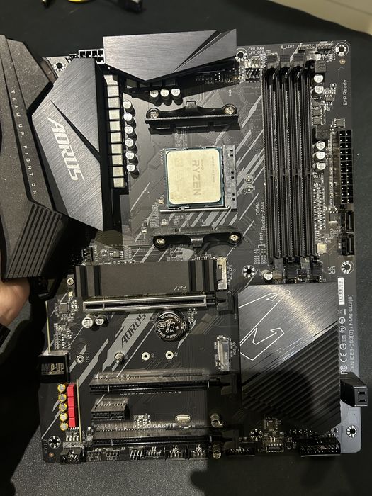 Placa de baza - B550 Aorus Elite V2 + Procesor Ryzen 3 4100