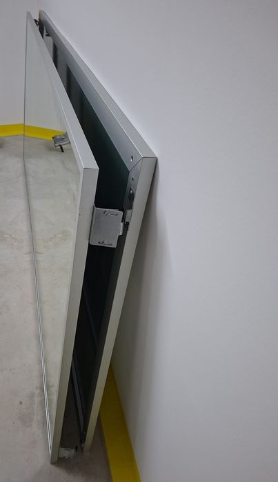 Usi culisante oglinda sau se pote folosi cum doriți cu rama din aluminiu  2 bucăți  800lei