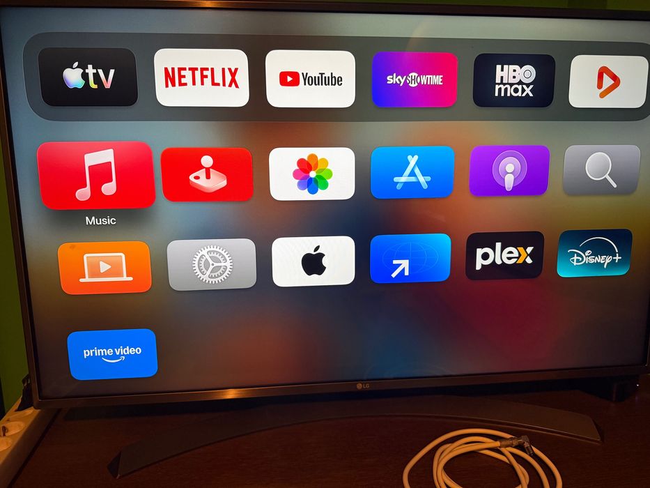 Продавам Apple TV