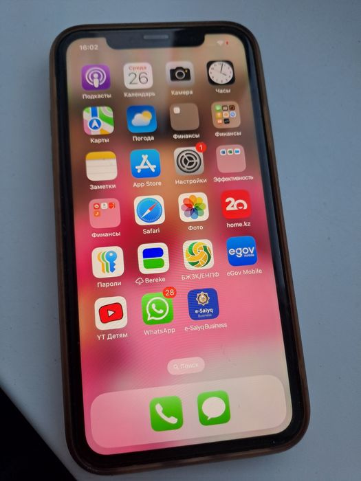 iPhone 11 с чехлом и зарядкой