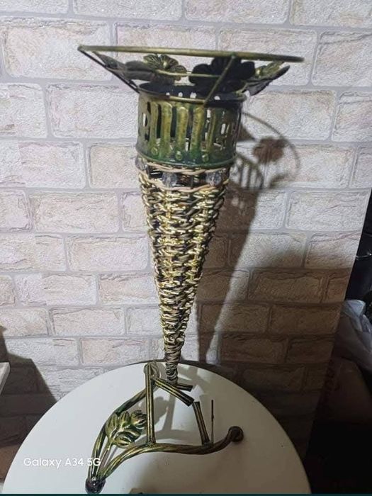 Метална ваза за сухи цветя
Цената е 15 €