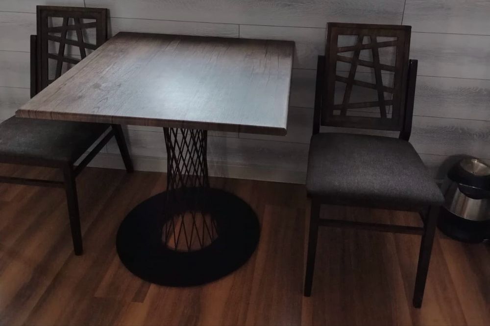 Продается стол и два стула