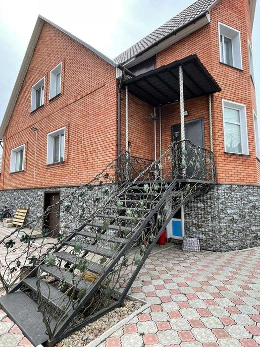 Просторный двухэтажный дом в отличном районе