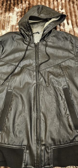 Продавам кожено яке на ZARA M размер