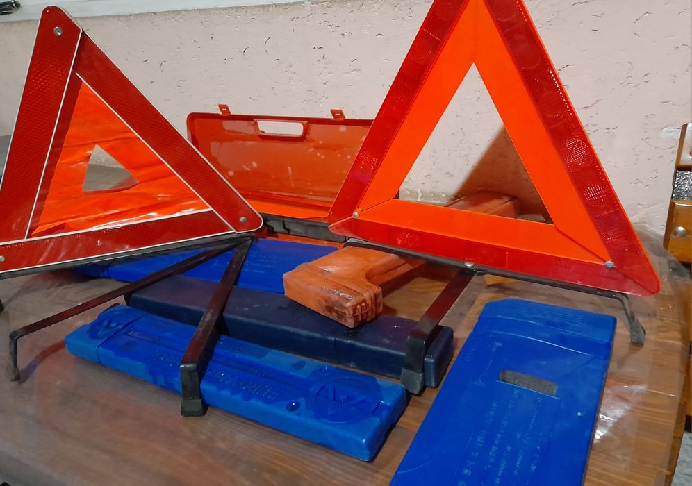 Аварийный знак и огнетушитель