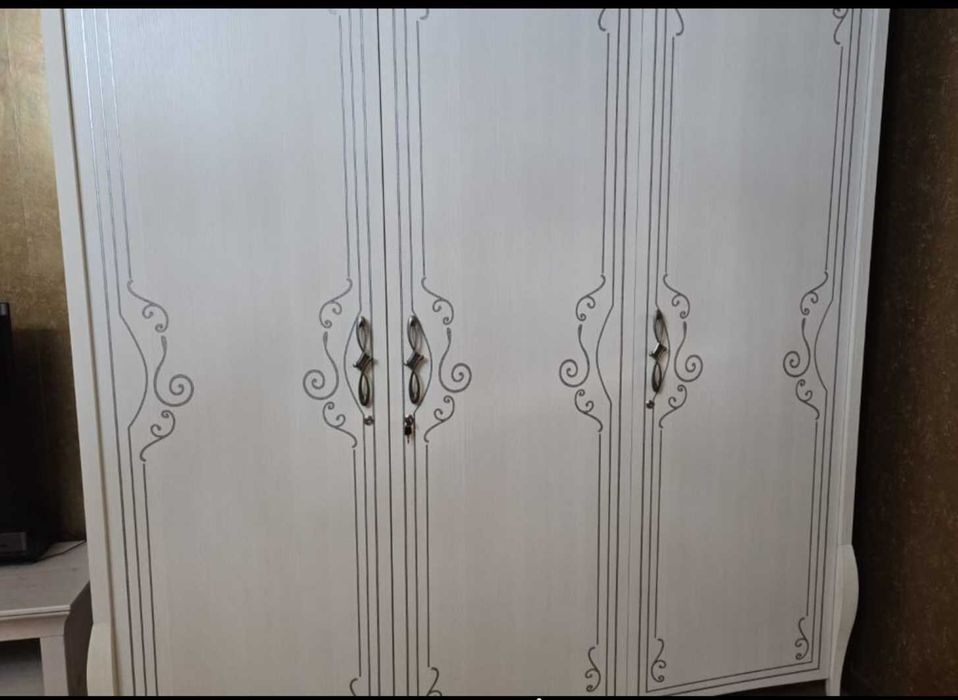 Шкаф платяной белый украина