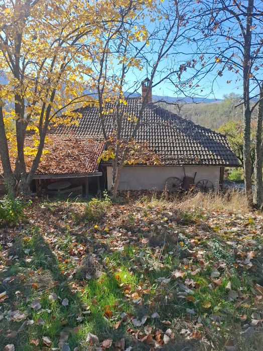 Продава се парцел с къща в с. Горна Диканя